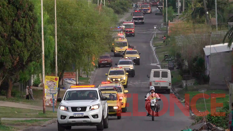Bomberos Voluntarios de Paraná recorren la ciudad en caravana