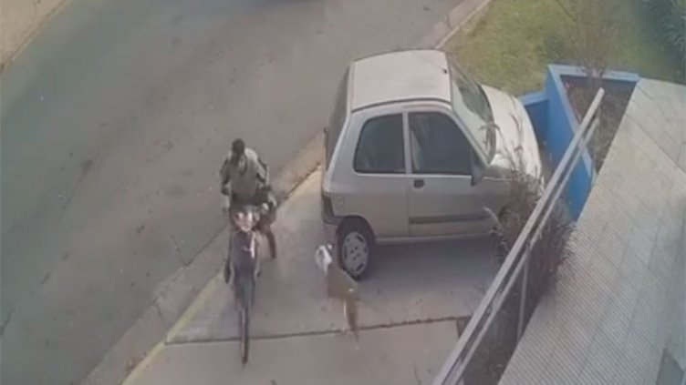 Video: un hombre tardó menos de dos minutos en robar una moto en Paraná