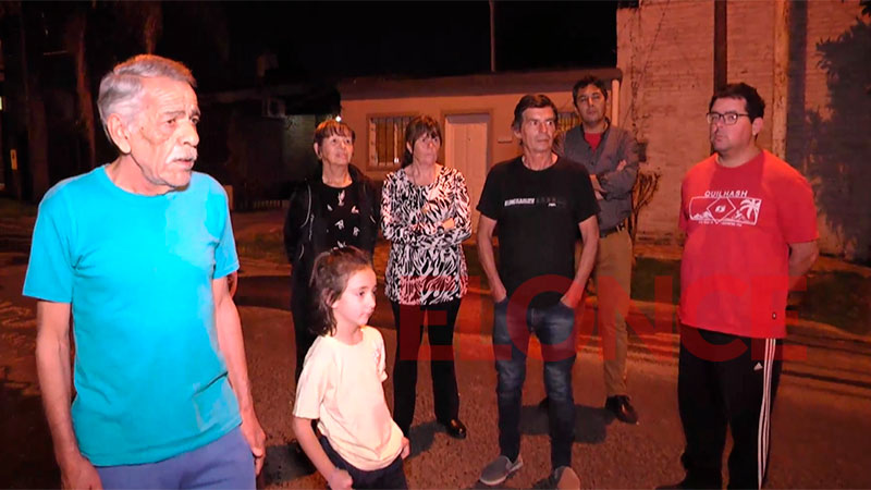 Vecinos de barrio Santa Lucía exigen la reparación del pozo en una ...