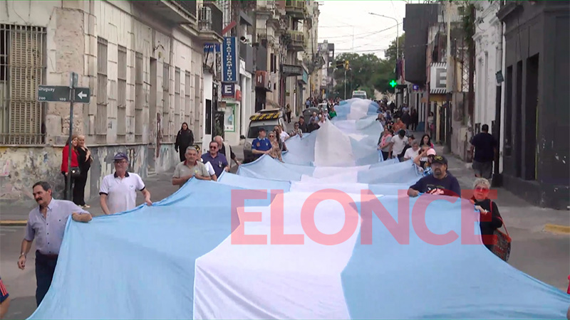 La bandera argentina de 520 metros ya recorre las calles de Paraná