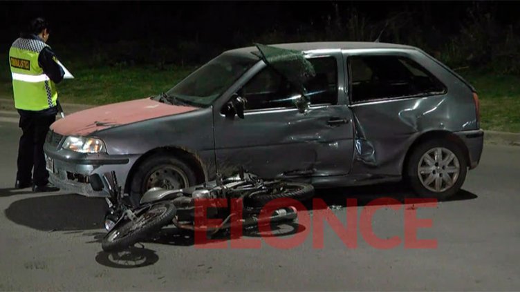 Un motociclista fue hospitalizado tras chocar con un auto en Paraná
