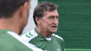 Banfield anunció la salida de Julio César Falcioni como entrenador