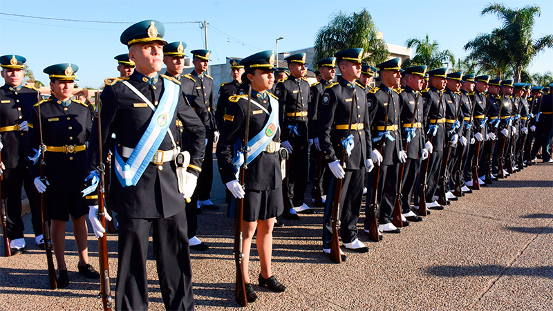 Cadetes y aspirantes de las fuerzas de seguridad juraron a la Bandera ...