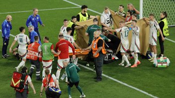 Jugador de Hungría sufrió un fuerte choque y fue retirado en ambulancia