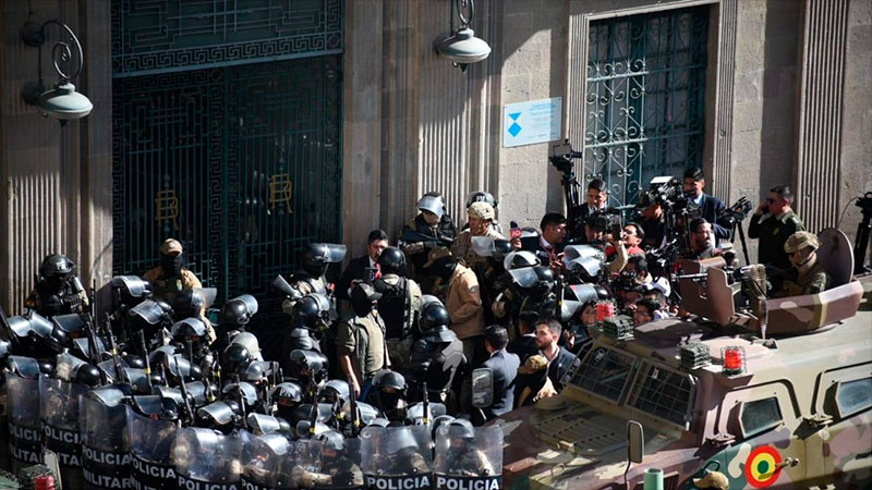 Bolivia: militares ingresan al palacio presidencial y controlan centro de La Paz
