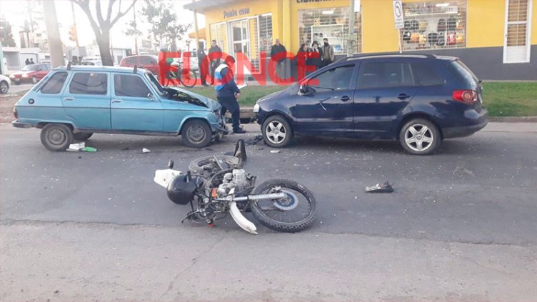 Dos autos y una moto chocaron en esquina semaforizada de Paraná: cómo ocurrió