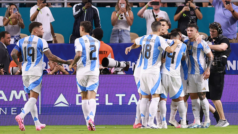 La Selección Argentina batió a Perú y ganó el Grupo A de la Copa América: videos del 2-0