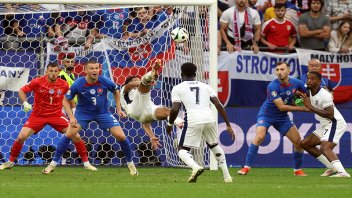 Con un golazo de chilena, Inglaterra derrotó a Eslovaquia y clasificó: video