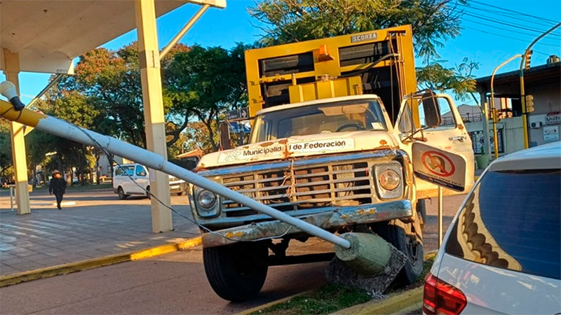 Camión municipal derribó una columna de alumbrado