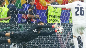 Con una gran actuación del arquero en los penales, Portugal eliminó a Eslovenia en la Eurocopa: videos