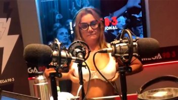 Nancy Pazos quedó semidesnuda en su programa para denunciar a marca de corpiños