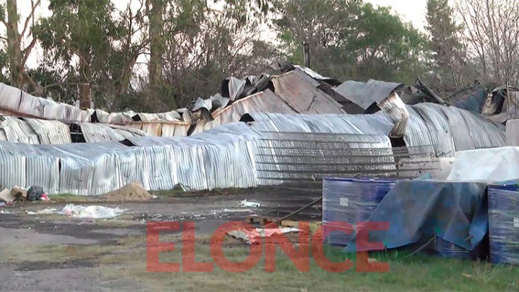 Imágenes desoladoras: así quedó la fábrica de colchones incendiada en Paraná