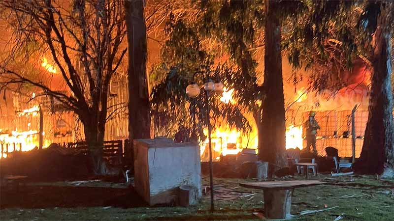 Se incendió una fábrica de colchones en Paraná: “Era una bola de fuego”