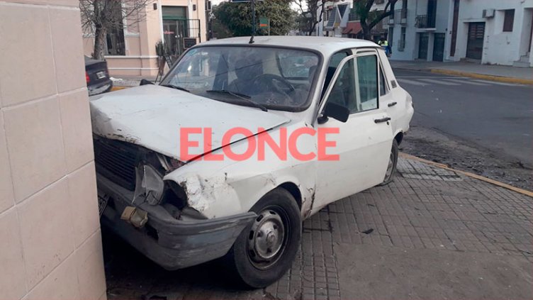 Auto chocó contra local comercial tras perder el control: “Se quedó sin frenos”