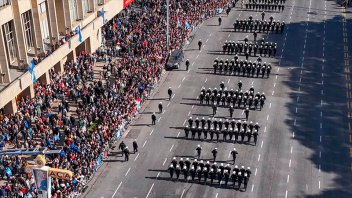 El desfile militar por el 9 de Julio en Ciudad de Buenos Aires: las imágenes