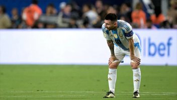 Video: Messi generó preocupación en Argentina tras doblarse el tobillo