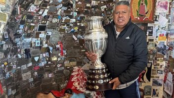 Tapia cumplió una promesa: a quién le llevó el trofeo de la Copa América