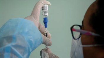 Estudio indica que las vacunas disminuyen riesgo de padecer síntomas prolongado