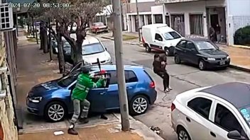 Intentaron robarle el auto y lo salvó un barrendero a escobazos: video