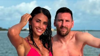 Antonella Roccuzzo con bikini roja y Messi con la bota: descanso en un yate