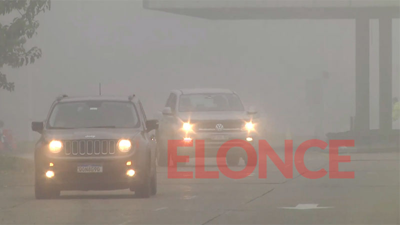 Paciencia y mantener la distancia, las recomendaciones para conducir con niebla