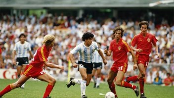 Subastarán la mítica camiseta que usó Maradona en la semifinal del Mundial de 1986