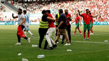 Video: incidentes con invasin y bombas de estruendo tras el empate argentino