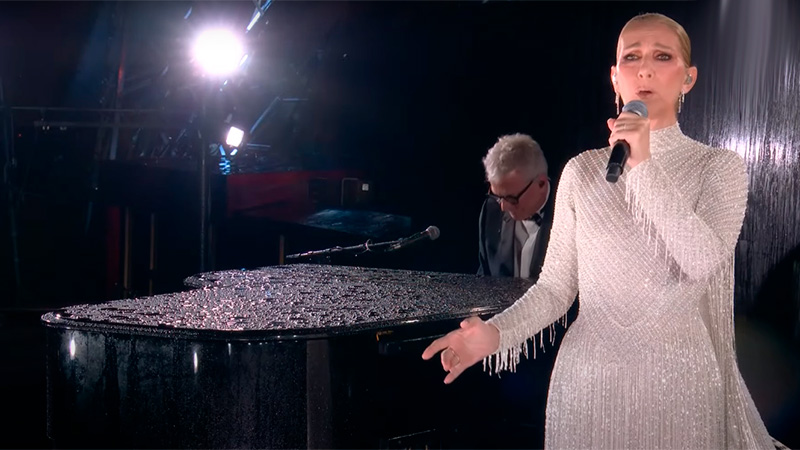 Desde la torre Eiffel, Céline Dion cerró la ceremonia de los Juegos Olímpicos