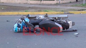 Auto chocó a mujer y niño que circulaban en moto por avenida Zanni