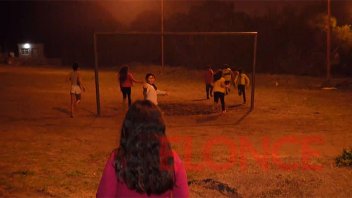 Barrio Cáritas: instalaron luminarias en cancha de fútbol para niños del comedor