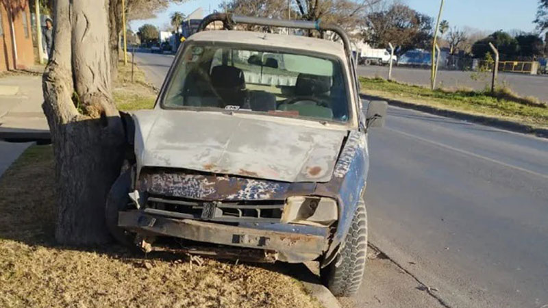 Un conductor perdió el control de su camioneta y volcó en la ruta 131 ...