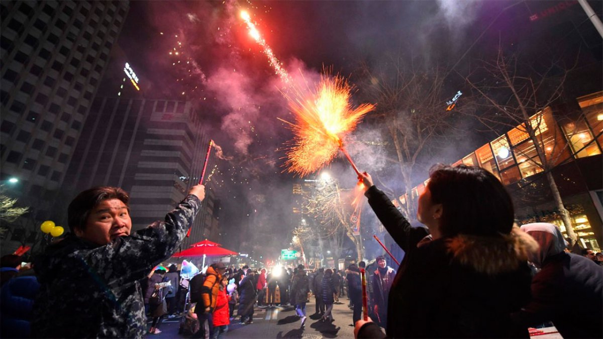 La gente celebra el año nuevo en el centro de Seúl