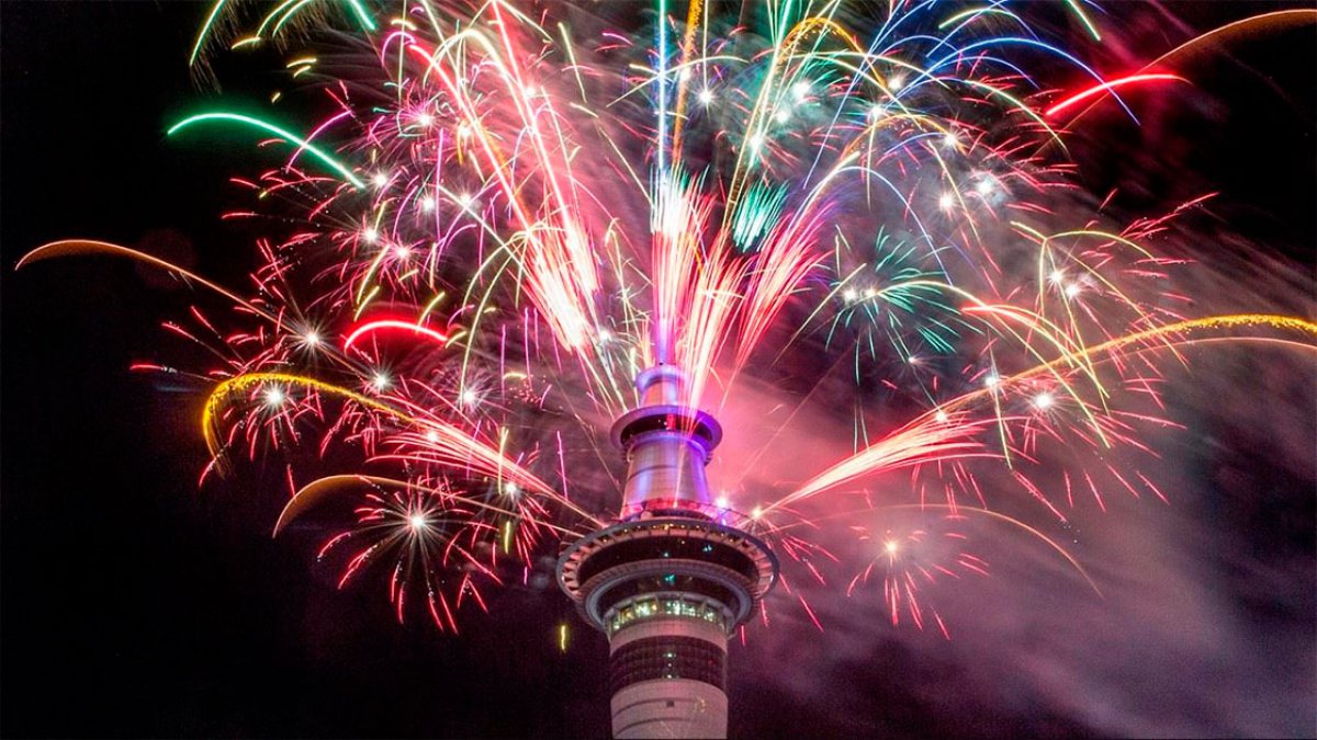 Fuegos artificiales estallan de la Sky Tower de Auckland,  Nueva Zelandia