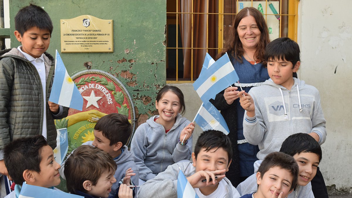 Banderitas en la escuela "República de Entre Ríos"