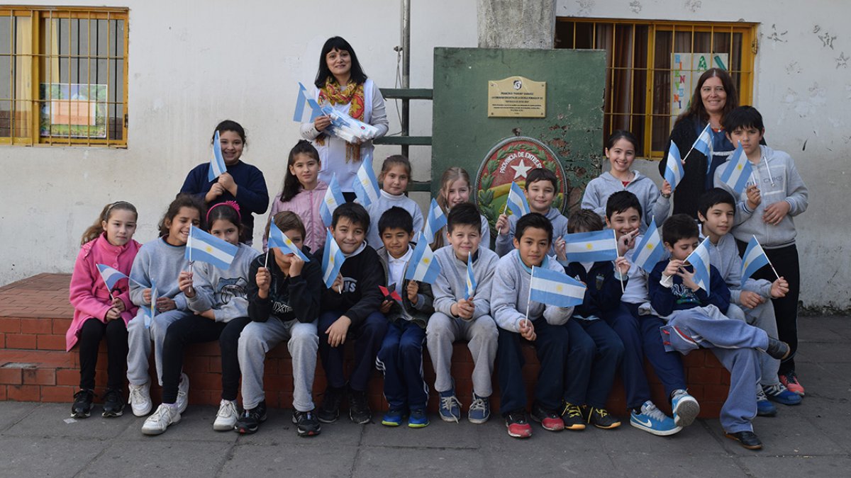 Banderitas en la escuela "República de Entre Ríos"