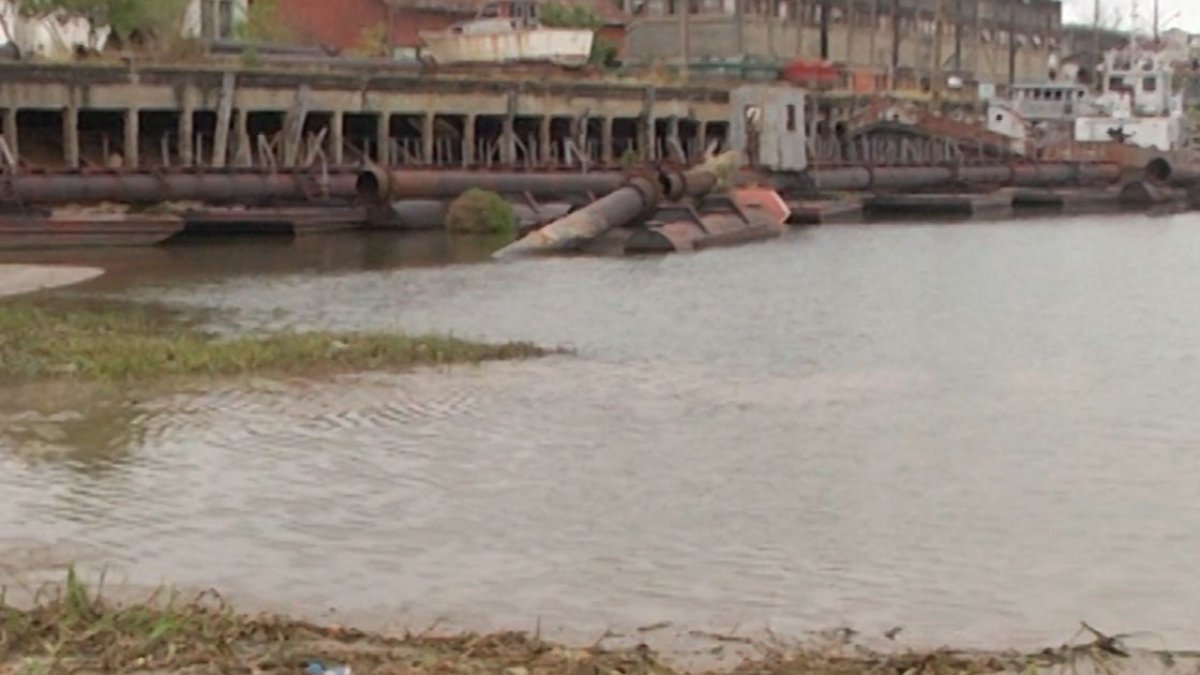 La bajante en el río Paraná en el puerto local.