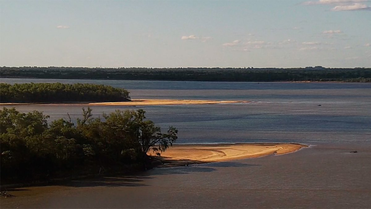 Así se ve la histórica bajante en la costa de Paraná.