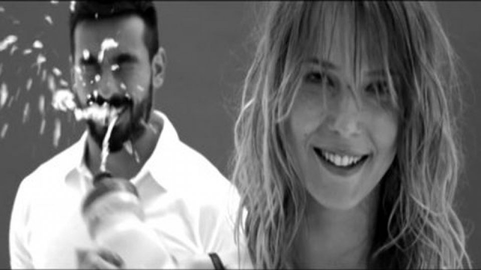 Lavezzi y la modelo Segal en el spot de la empresa que viste al futbolista.