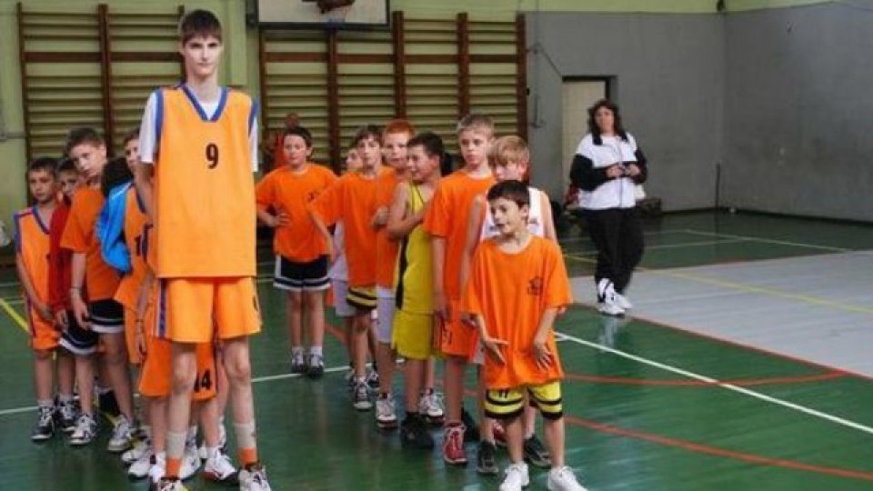 Tiene 13 años, mide 2.26 metros y los siguen de la NBA | Elonce.com