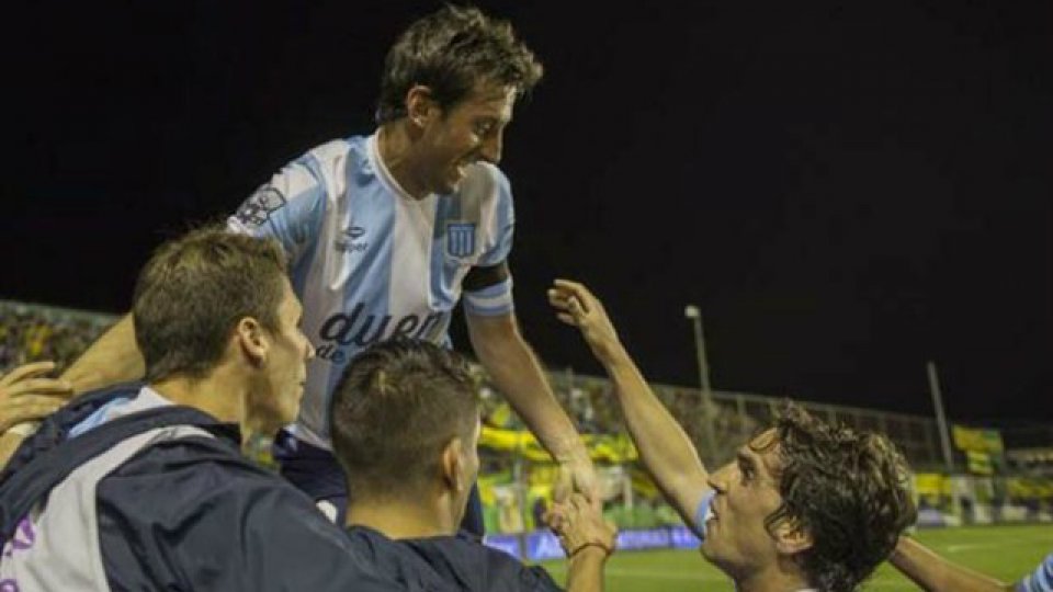 Diego Milito festejó el tercero para los de Cocca.