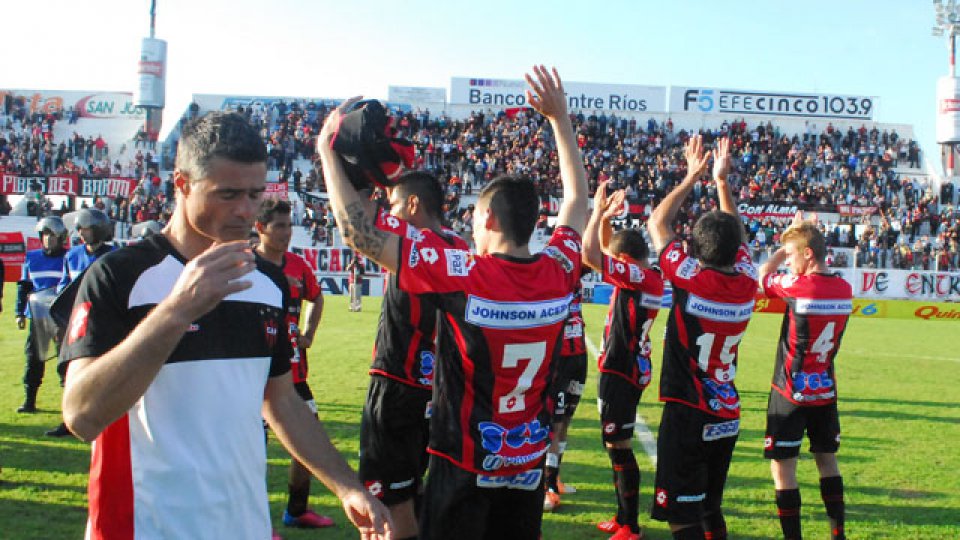 El plantel Rojinegro saluda a la hinchada.