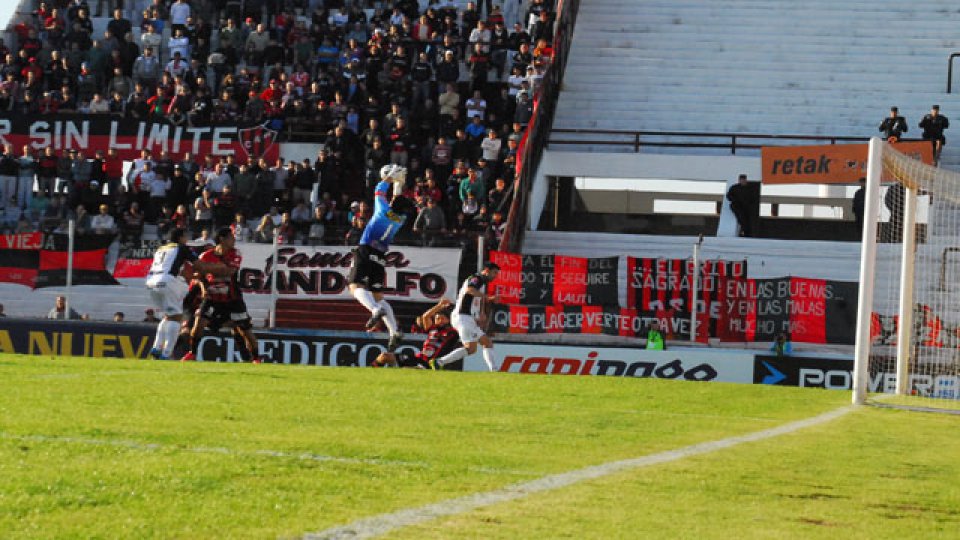Cambiasso vuela y se queda con la pelota.