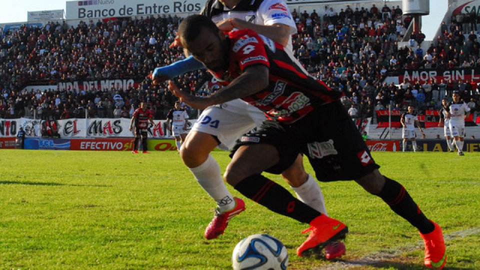 Adolfo Lima disputa la pelota contra la línea.