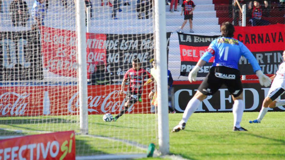 Los desbordes de Leo Acosta preocuparon a la visita.