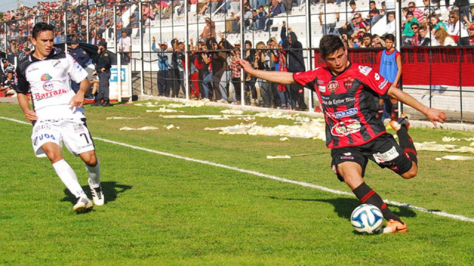 El desborde de Diego Martínez en su debut con la camiseta del Santo.