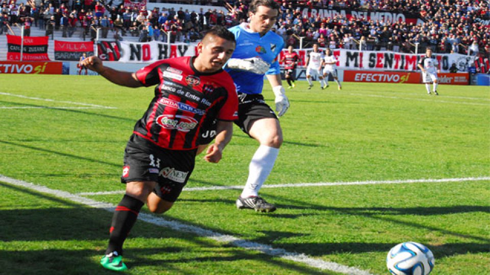 Patronato tuvo chances en el arco que defendió Cambiasso.