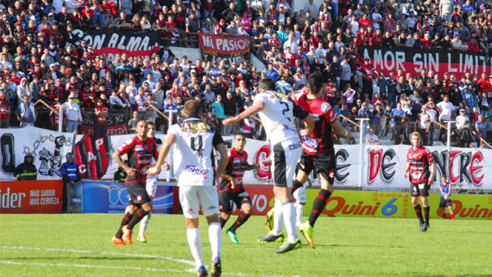 Patronato intentó llevar peligro al arco visitante también con juego aéreo.