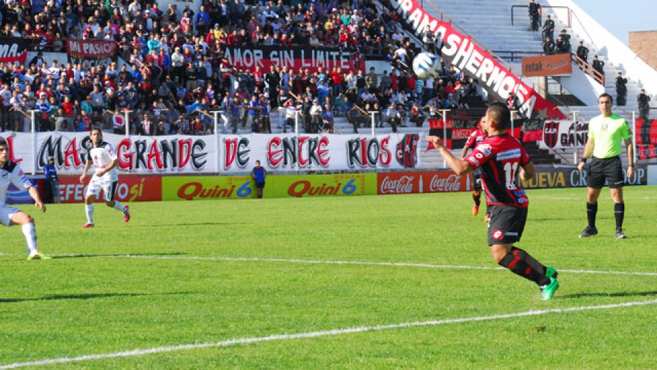 Esteban Orfano encara al arco del Albo.