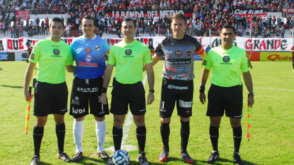 La foto de los árbitros con los capitanes.