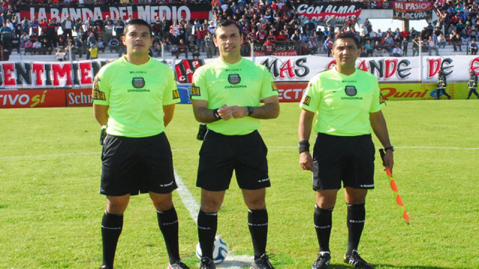 La terna arbitral encabezada por Jorge Baliño.
